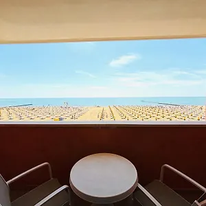 https://villa-alpina-frontemare-centrale-immobil-relax.hotelslidodijesolo.com